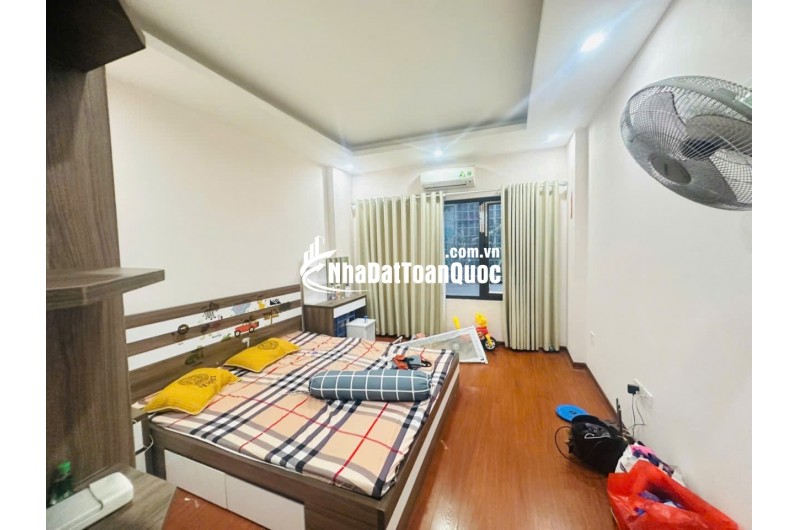 BÁN NHÀ CẦU GIẤY - Ô TÔ VF3 ĐỖ CỬA, 33M - 5 TẦNG ĐẸP, FULL NỘI THẤT, GIÁ 8,3 TỶ